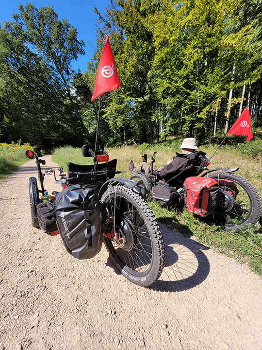 Odkrywając nieznane tereny na trójkołowcu Dekers